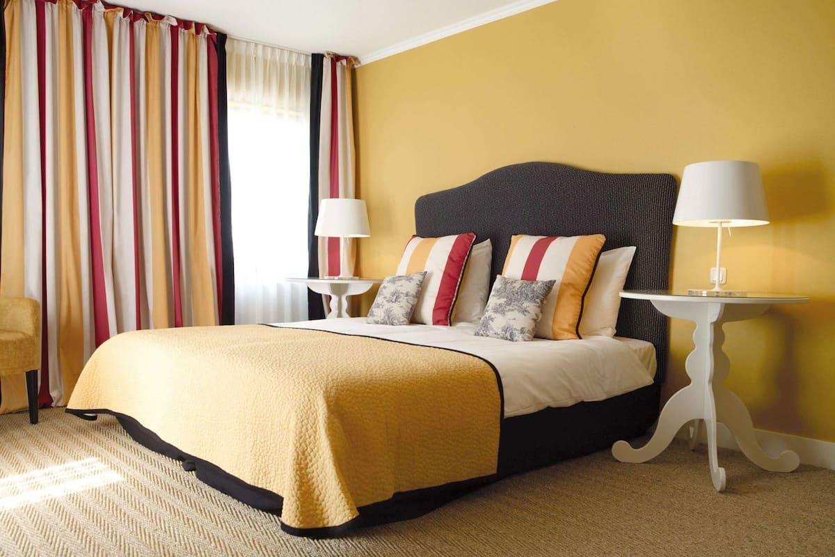 Caja de seguridad en la habitación, wifi gratis y ropa de cama