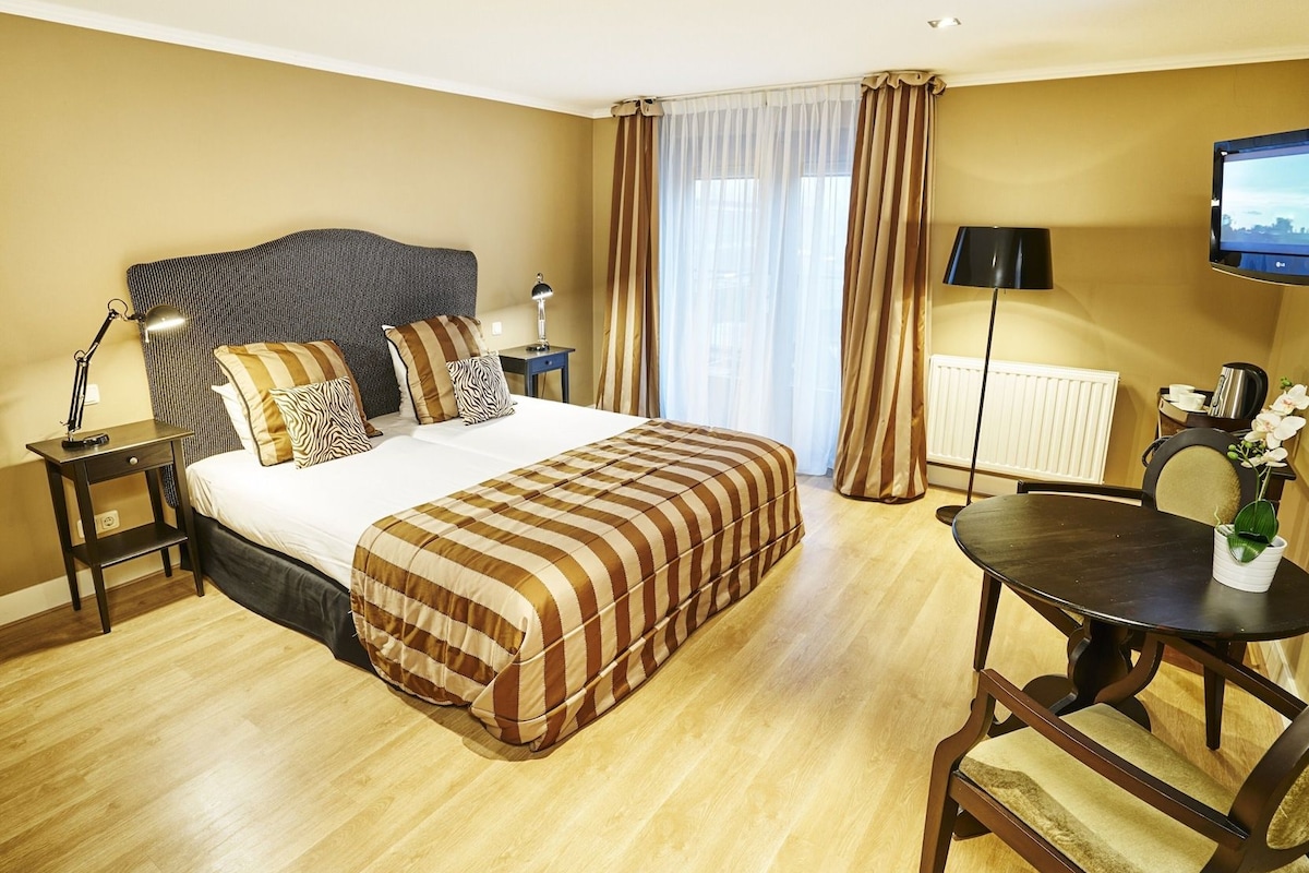 In-room safe, desk, WiFi (free), bed sheets
