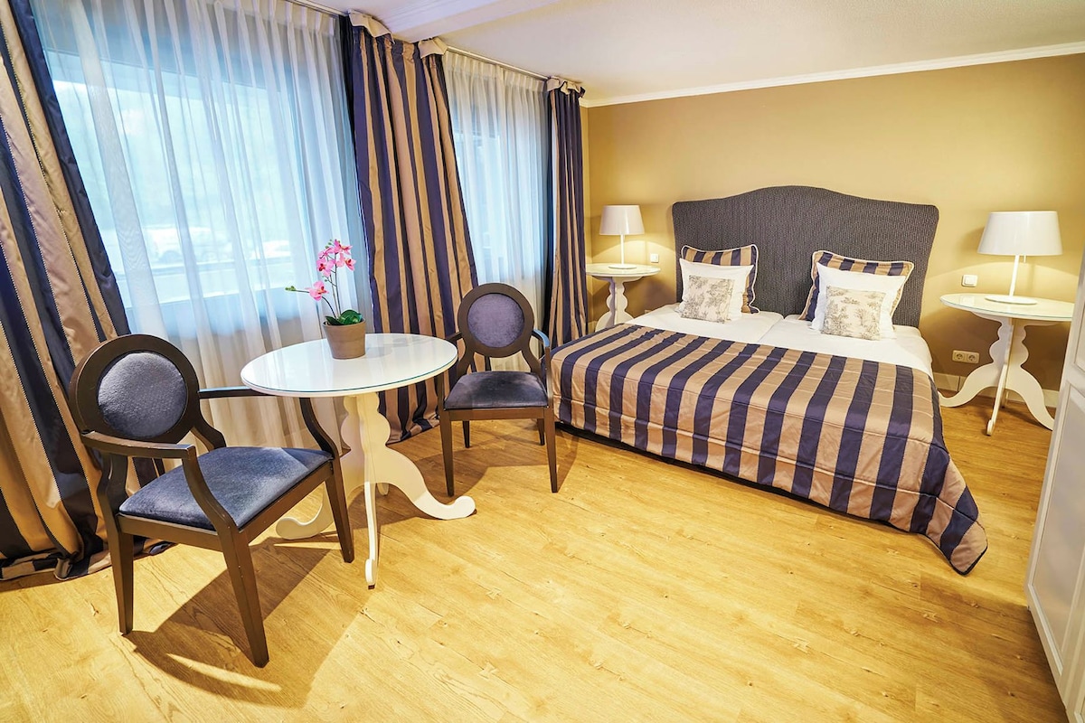 In-room safe, desk, WiFi (free), bed sheets