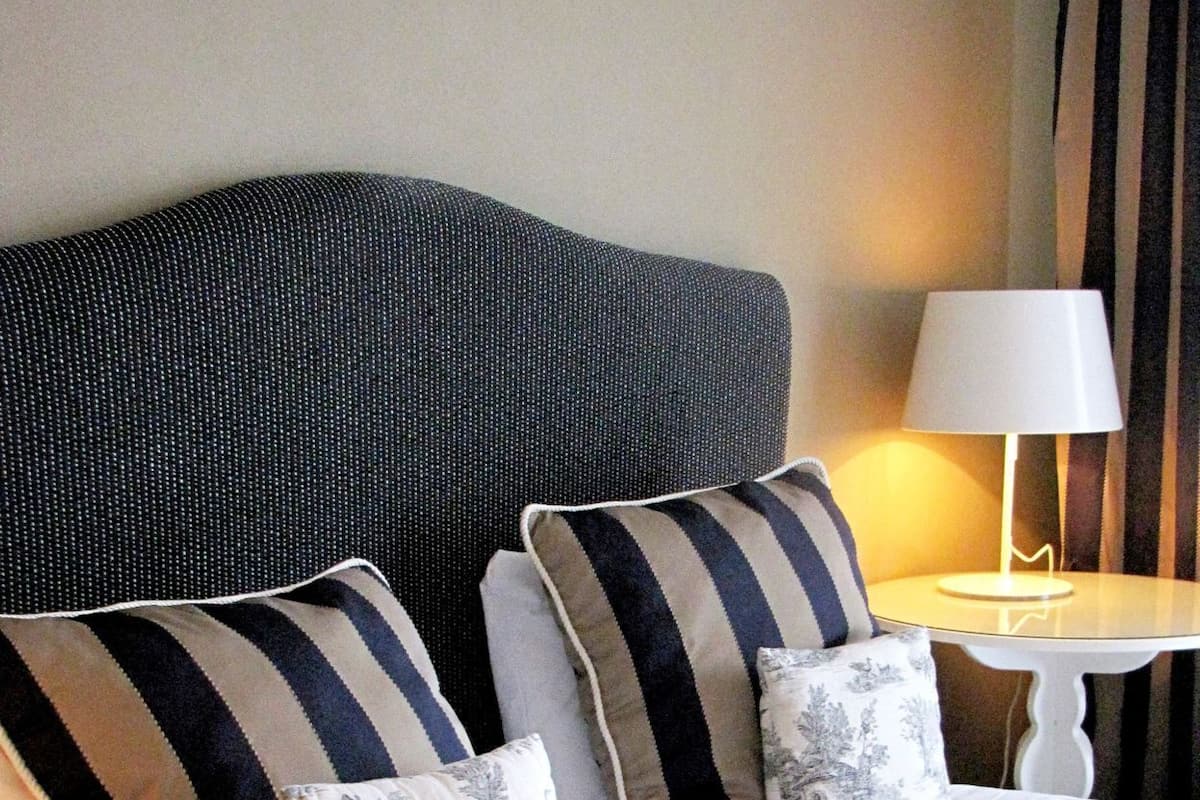 Caja de seguridad en la habitación, wifi gratis y ropa de cama