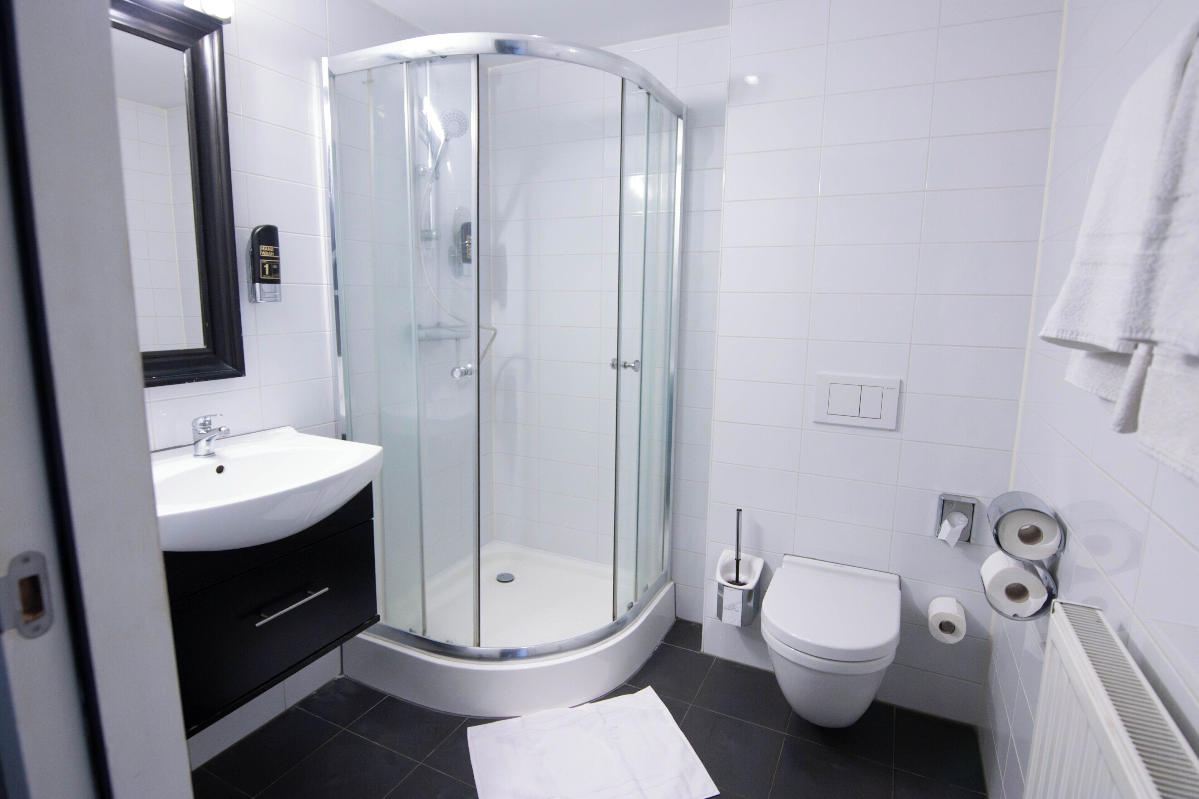 Habitación Confort, balcón, vistas al jardín | Baño | Ducha, secador de pelo, toallas y jabón