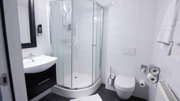 Habitación Confort, balcón, vistas al jardín | Baño | Ducha, secador de pelo, toallas y jabón