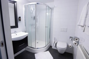 Comfort Room, Balcony, Garden View | Bathroom
