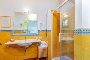 Classic Double Room | Bilik Mandi | Pancuran mandi, kelengkapan dandanan diri percuma, pengering rambut 