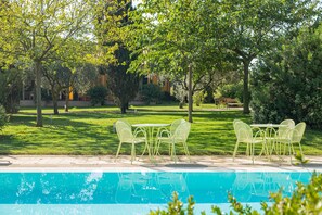 Piscina externa, funciona das 8h às 20h, espreguiçadeiras