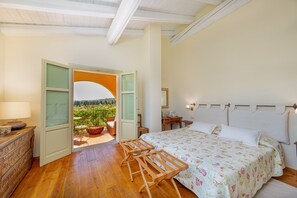 Quarto casal superior | Frigobar, cofres nos quartos, Wi-Fi de cortesia, roupa de cama