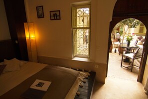 Habitación Deluxe, 1 habitación | Caja de seguridad en la habitación y decoración personalizada 