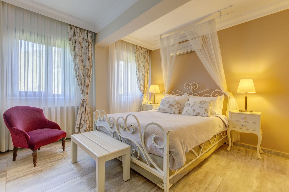 Economy Double Room, 1 Queen Bed, Non Smoking | Premium bedding, minibar, in-room safe, desk