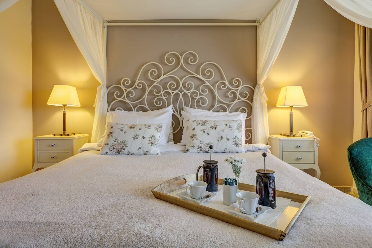 Habitación doble, balcón, vistas al río | Ropa de cama de alta calidad, minibar, caja fuerte y escritorio