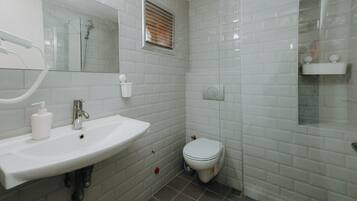 Dusche, kostenlose Toilettenartikel, Hausschuhe, Handtücher