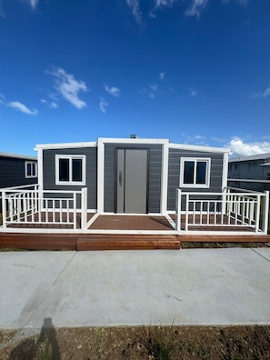 Economy Room | Terrace/patio - Poenamo Hotel (Auckland)