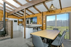 Villa | Living area | 32-inch flat-screen TV with digital channels - Poenamo Hotel (Auckland)