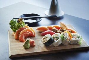 Se sirven almuerzos y cenas; cocina japonesa; con vista al jardín