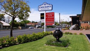 A sign for Cascades Motor Inn with amenities including a conference center, restaurant, weddings & function rooms, and wireless internet. - Cascades Motor Inn  (Dubbo)