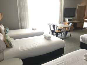 Cascades Family Room | Desk, blackout drapes, free WiFi, bed sheets - Cascades Motor Inn  (Dubbo)
