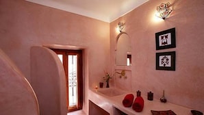 Double Room (Dellah) | Bathroom | Shower, free toiletries, hair dryer - Les Jardins Mandaline (Marrakech)