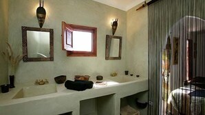 Double Room (Azawan) | Bathroom | Shower, free toiletries, hair dryer - Les Jardins Mandaline (Marrakech)