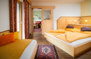 Un dormitorio con una cama grande, un cabecero de madera y una mesita de noche con lámparas.
