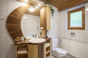 Departamento familiar, vista a la montaña, junto a la pista de ski (Dolomiten) | Baño | Amenidades de baño gratuitas, secadora de cabello, toallas 