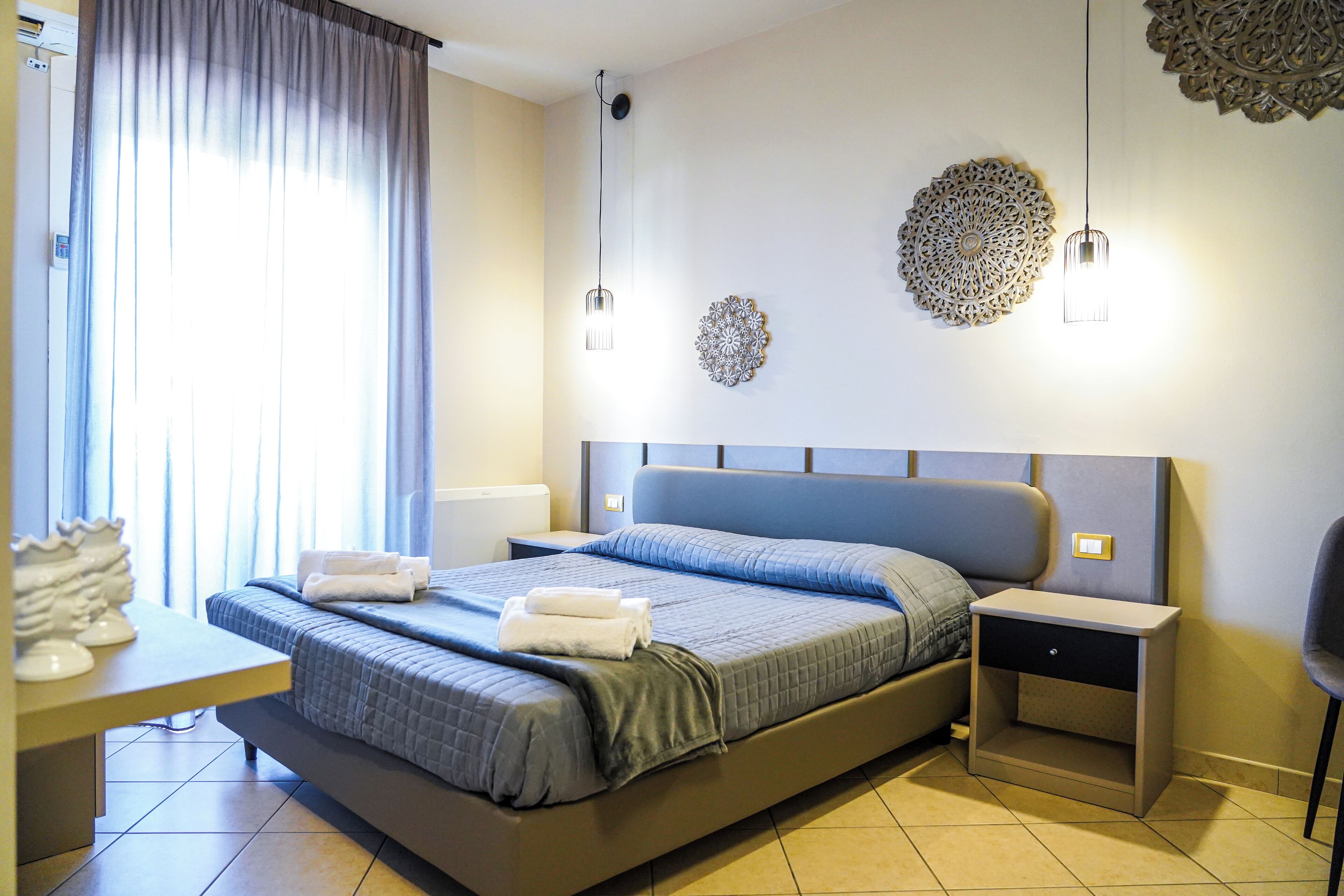 Camera con letto matrimoniale o 2 letti singoli, vista valle | Minibar, una cassaforte in camera, una scrivania