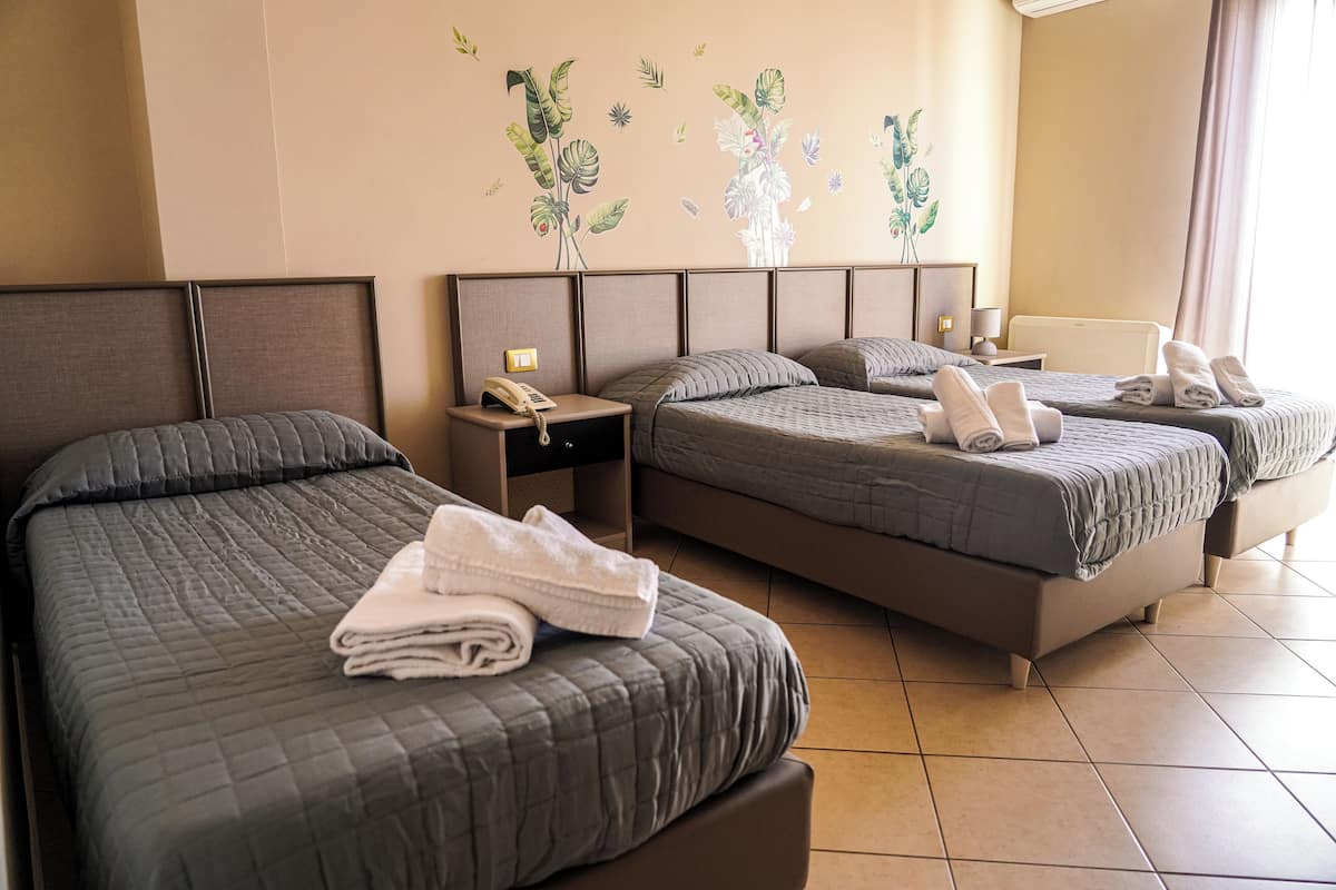 Triple Room, Valley View | Bar mini, peti besi dalam bilik, meja, katil bayi/kot (percuma)