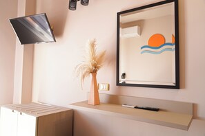 Minibar, in-room safe, desk, free cots/infant beds - Hotel Continental (Pozzallo)