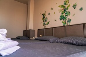 Quarto triplo, vista para o vale | Frigobar, cofres nos quartos, escrivaninha, berços grátis