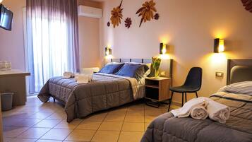 Minibar, coffres-forts dans les chambres, bureau, lits bébé (gratuits)