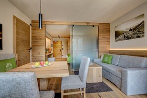 Familiesuite, 1 soverom, fjellutsikt | Sengetøy av topp kvalitet, minibar, safe på rommet og skrivebord