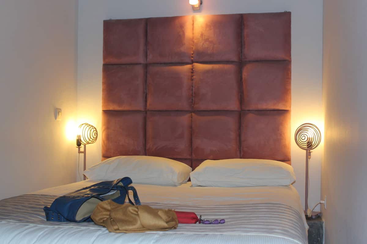 ห้องสแตนดาร์ด (Amber) | เครื่องนอนระดับพรีเมียม, ผ้านวมขนเป็ด, เตียง Select Comfort, โต๊ะทำงาน