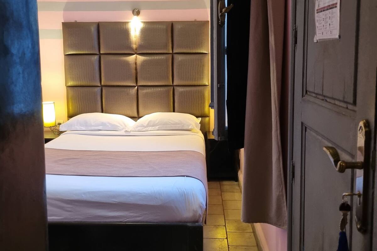ห้องสแตนดาร์ด (Saphir) | เครื่องนอนระดับพรีเมียม, ผ้านวมขนเป็ด, เตียง Select Comfort, โต๊ะทำงาน