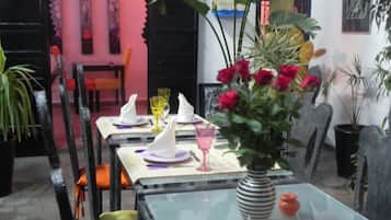 Se sirven desayunos, almuerzos y cenas; cocina marroquĂ