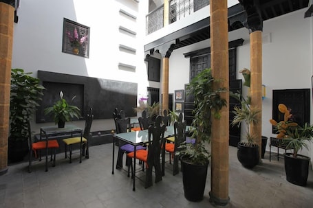 Petit déjeuner, déjeuner et dîner servis sur place. Riad 7