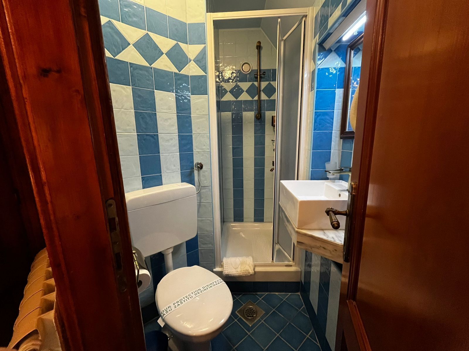 Un baño con inodoro, ducha y lavamanos.
