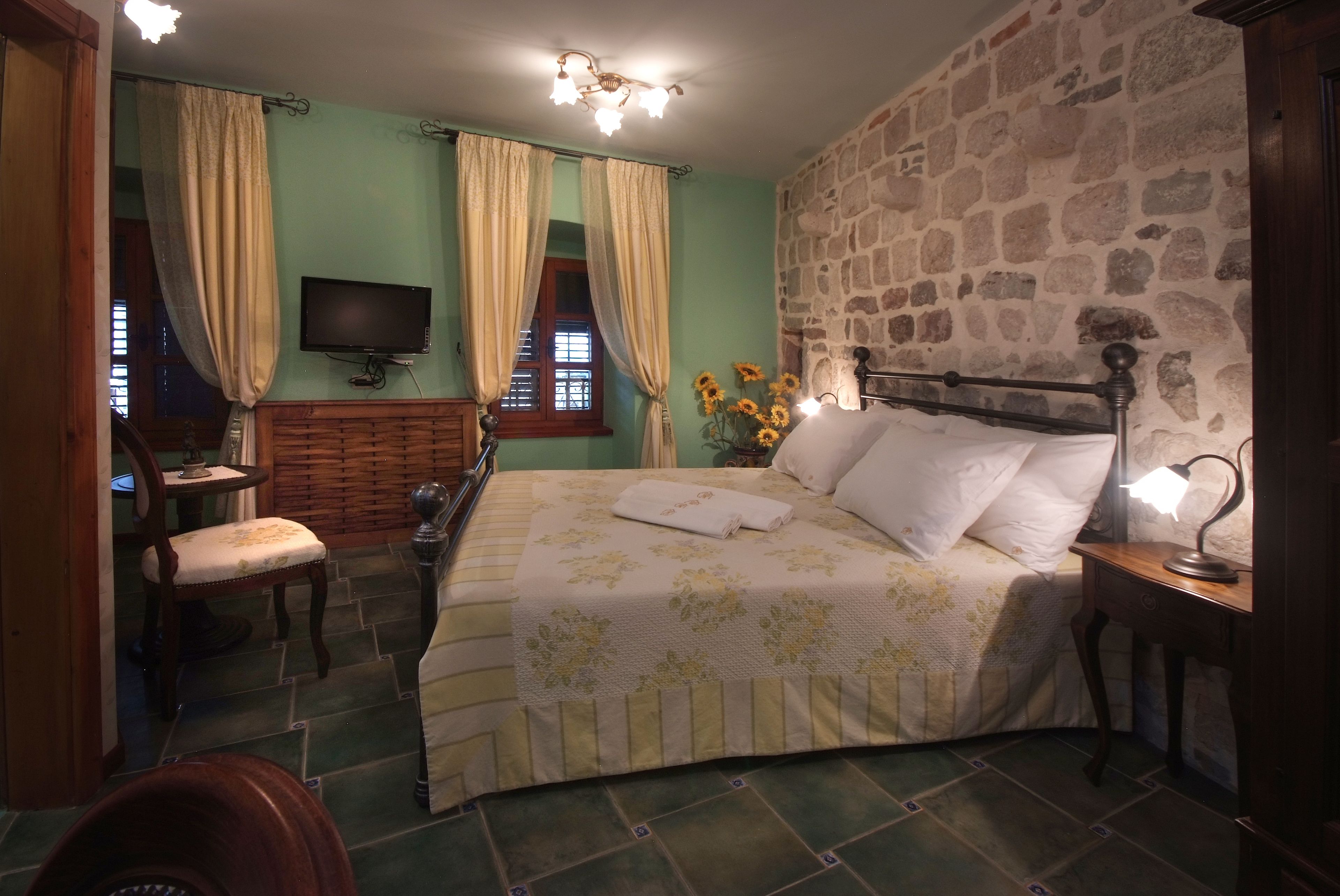 double room | minibar, in-room safe, individually decorated, individually furnished