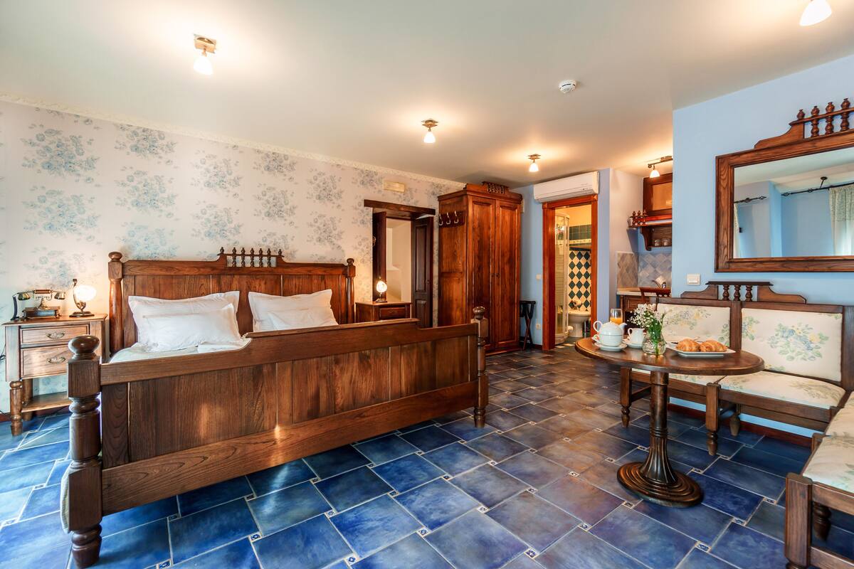 family room | minibar, in-room safe, individually decorated, individually furnished