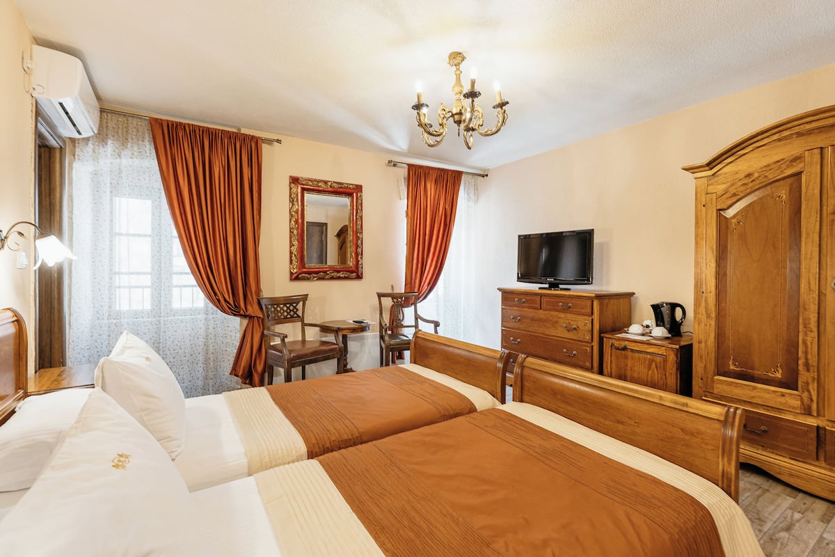 Minibar, caja de seguridad en la habitación y decoración personalizada