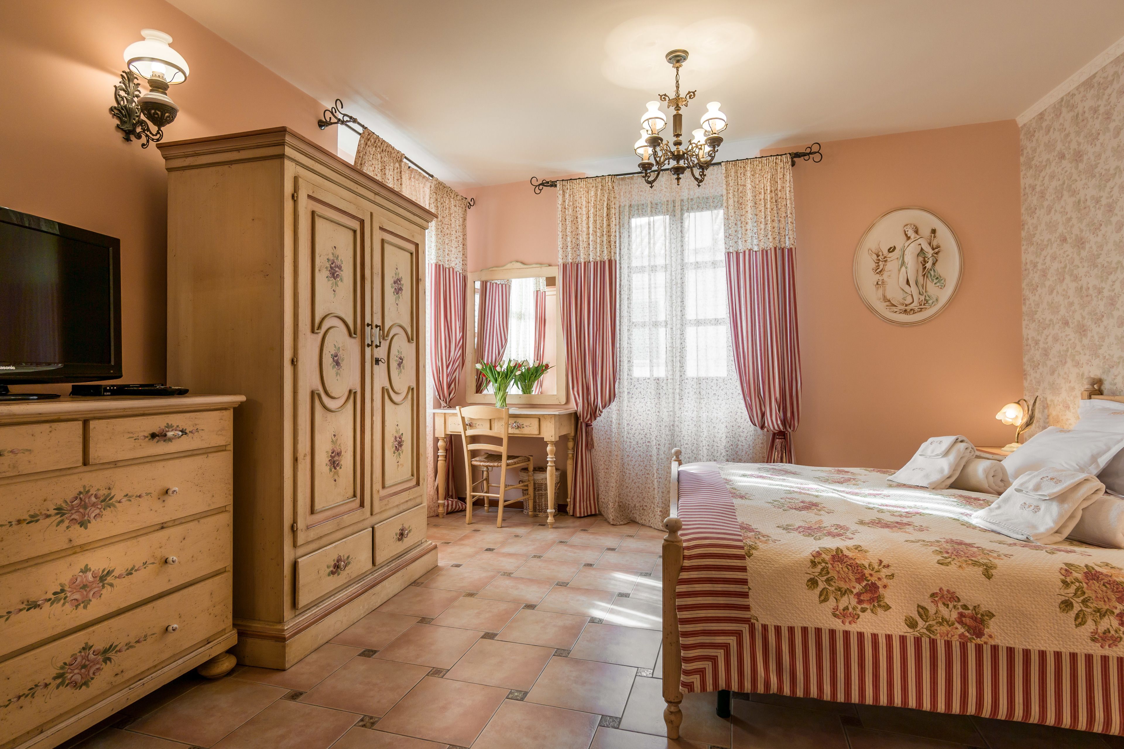 triple room | minibar, in-room safe, individually decorated, individually furnished