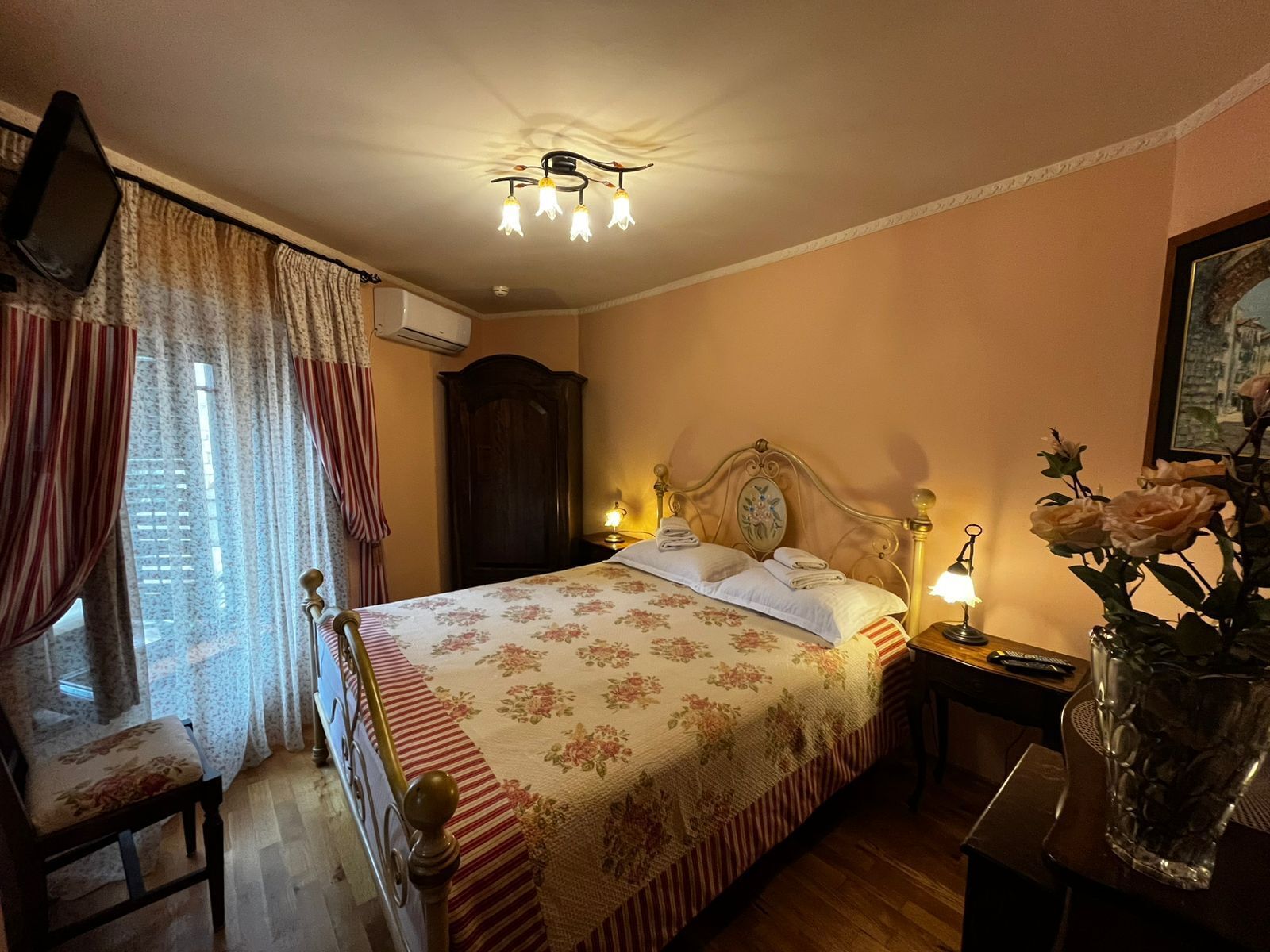Economy Single Room, 1 Double Bed | Minibar, in-room safe, individually decorated, individually furnished
