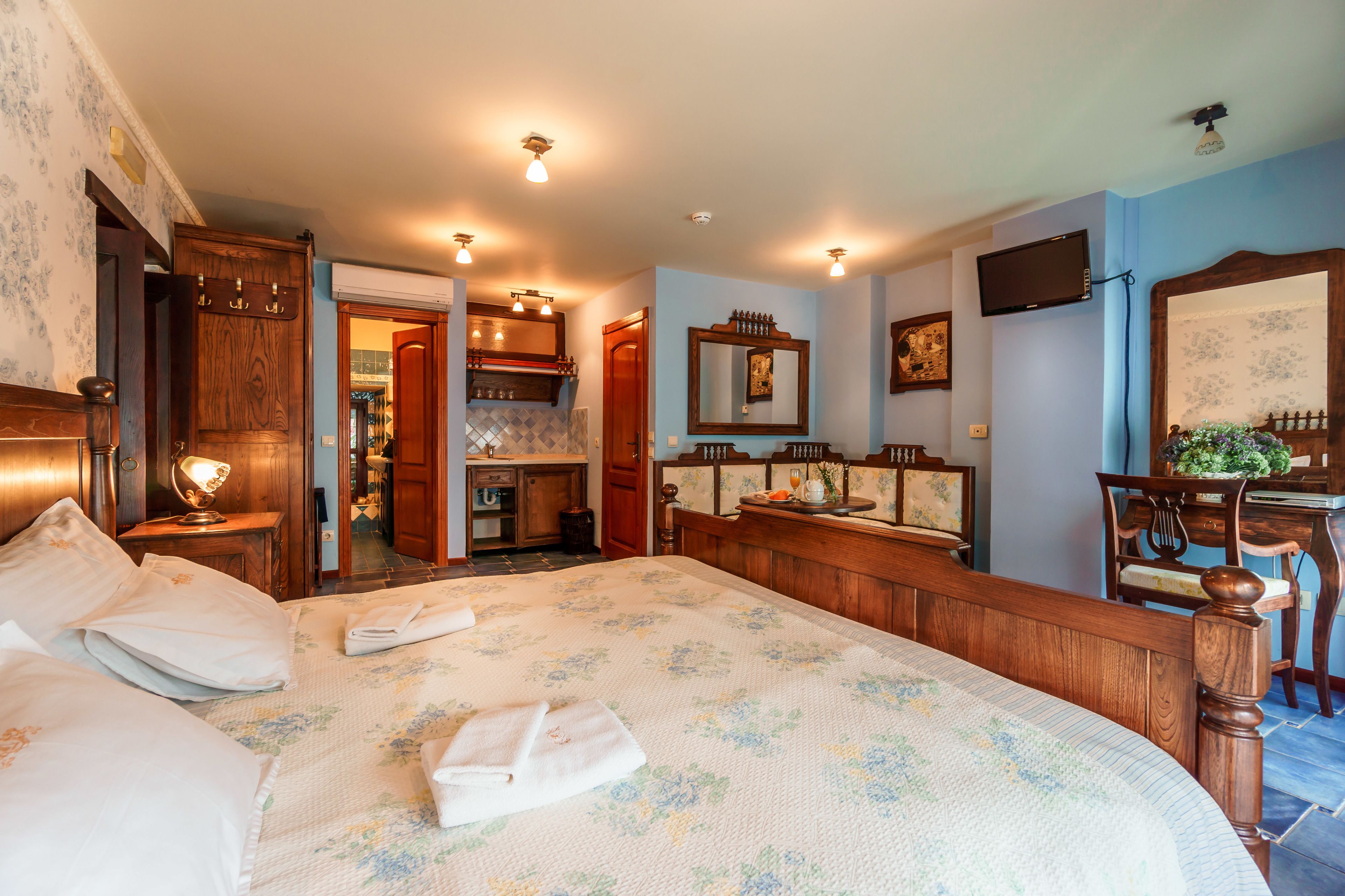 family room | minibar, in-room safe, individually decorated, individually furnished