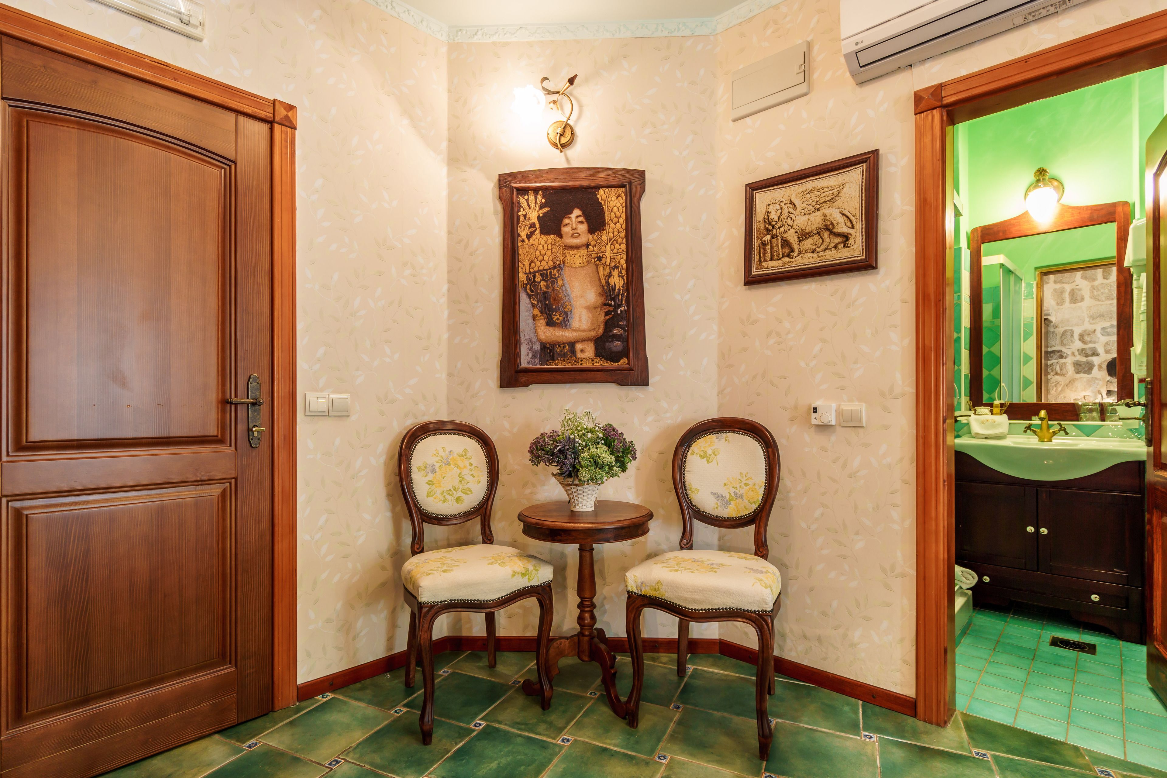 double room | minibar, in-room safe, individually decorated, individually furnished