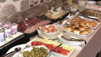 Free daily buffet breakfast
