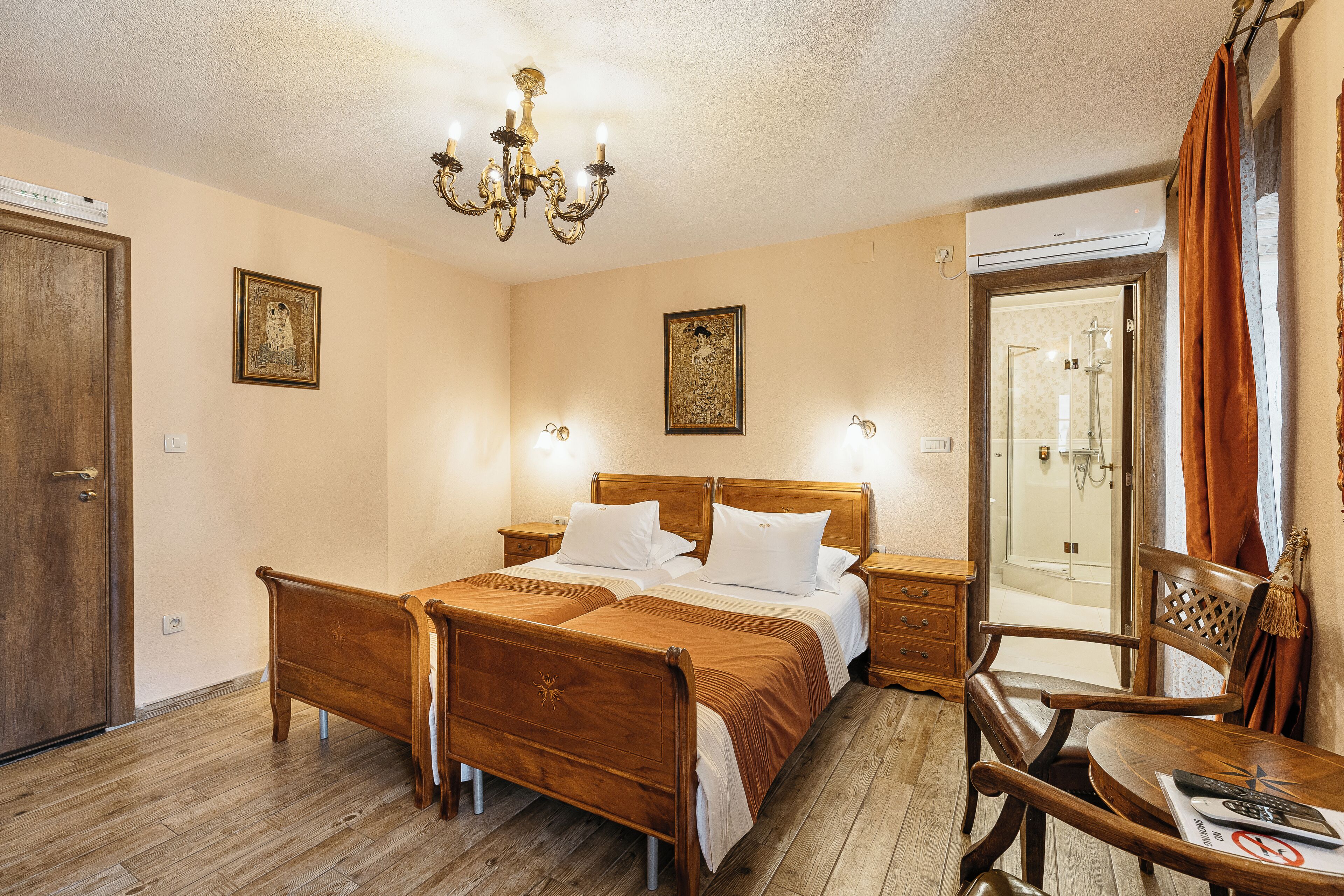 Standard Twin Room | Minibar, in-room safe, individually decorated, individually furnished