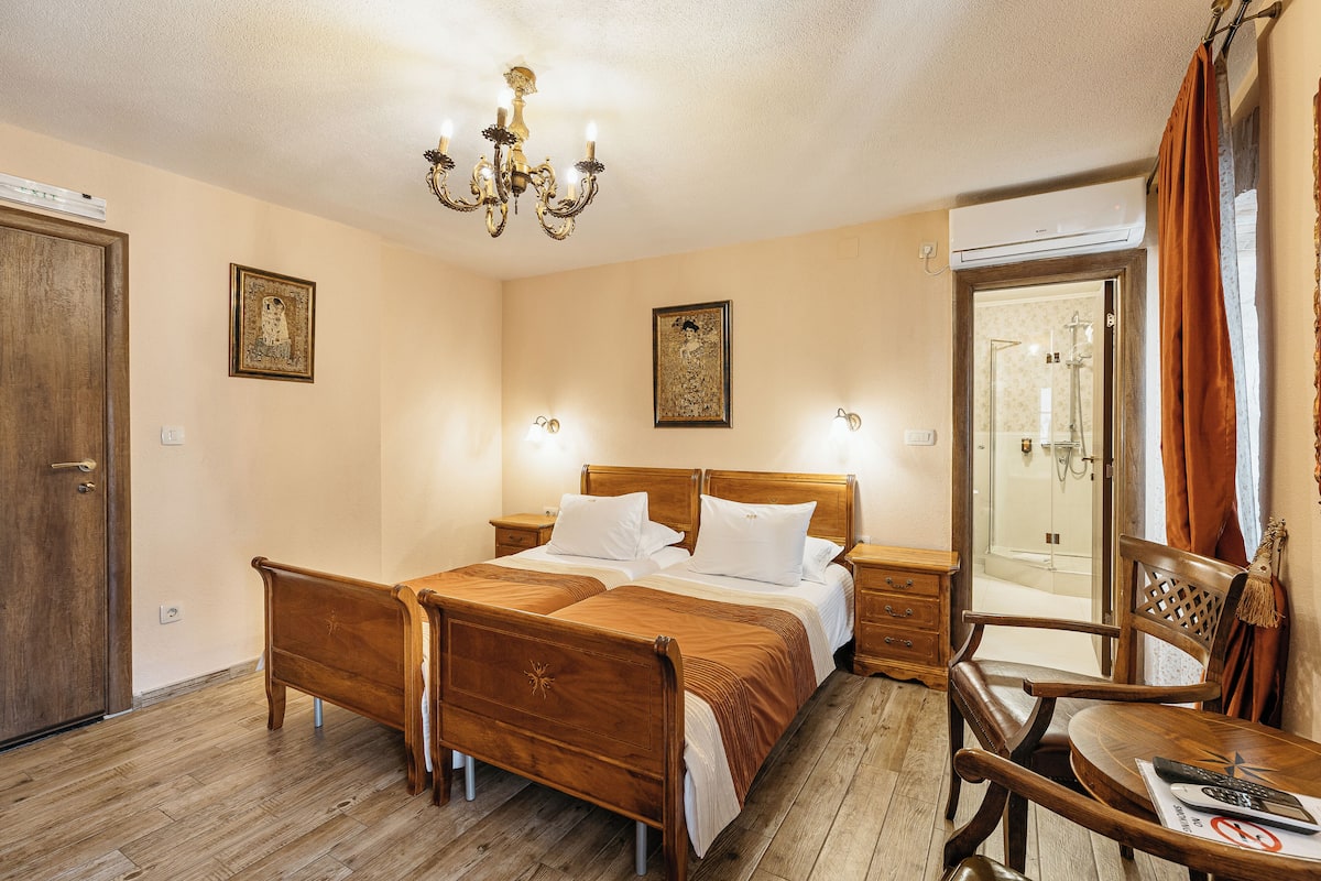 Standard Twin Room | Minibar, in-room safe, individually decorated, individually furnished