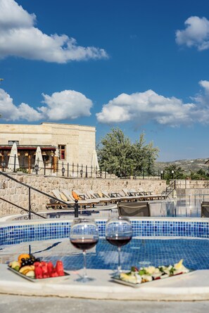Outdoor pool, open 10:00 AM to 8:30 PM, pool umbrellas, sun loungers - MDC Cave Hotel Cappadocia (Ürgüp)