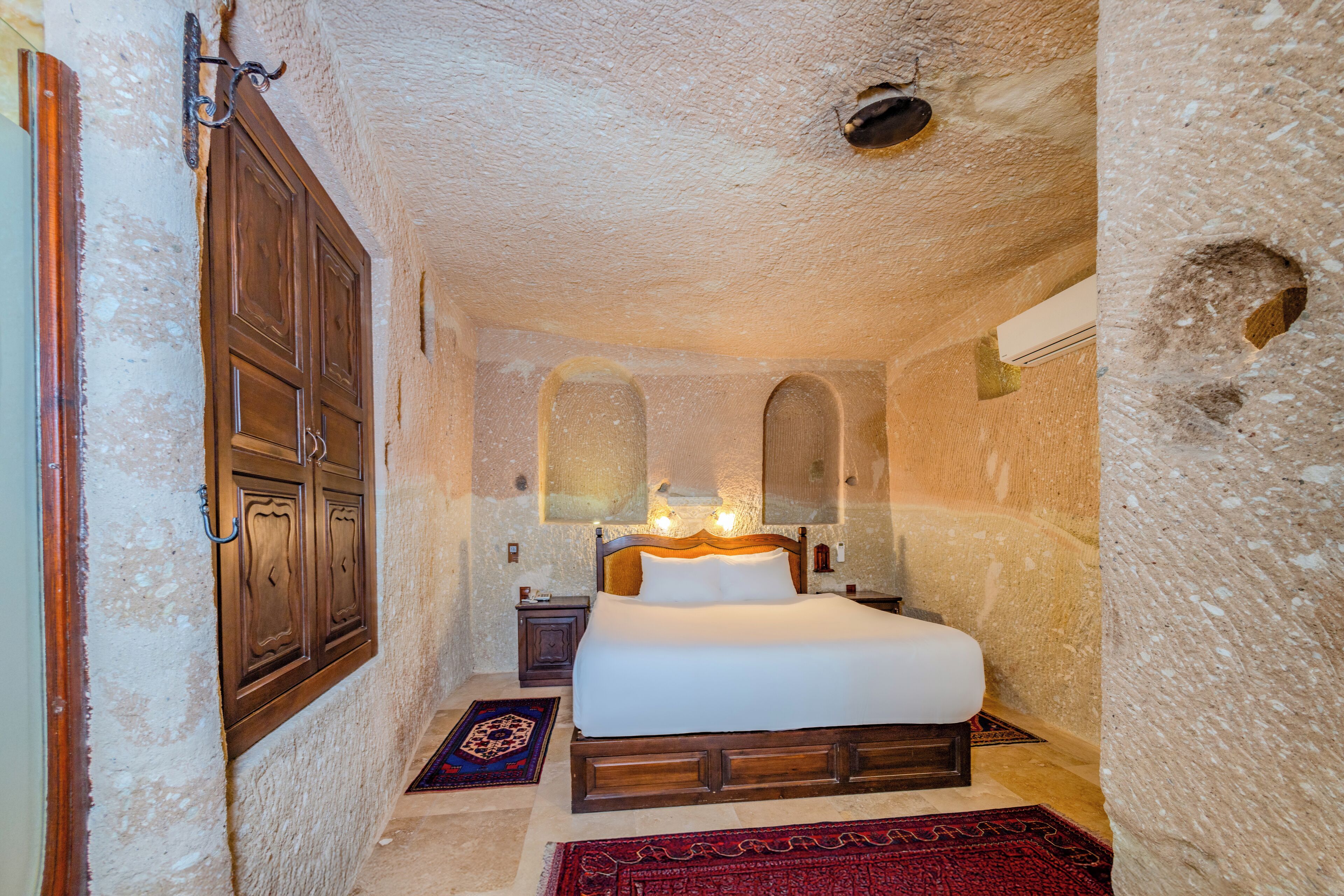 Premium King Cave Suite | Premium bedding, pillowtop beds, minibar, in-room safe