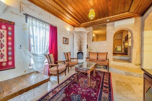 Premium King Cave Suite