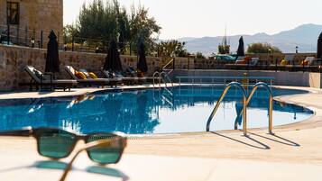 Piscina externa, funciona das 10h às 20h30, guarda-sóis