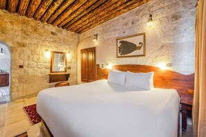 Luxury Cave Suite | Sengetøy av topp kvalitet, senger med overmadrass og minibar