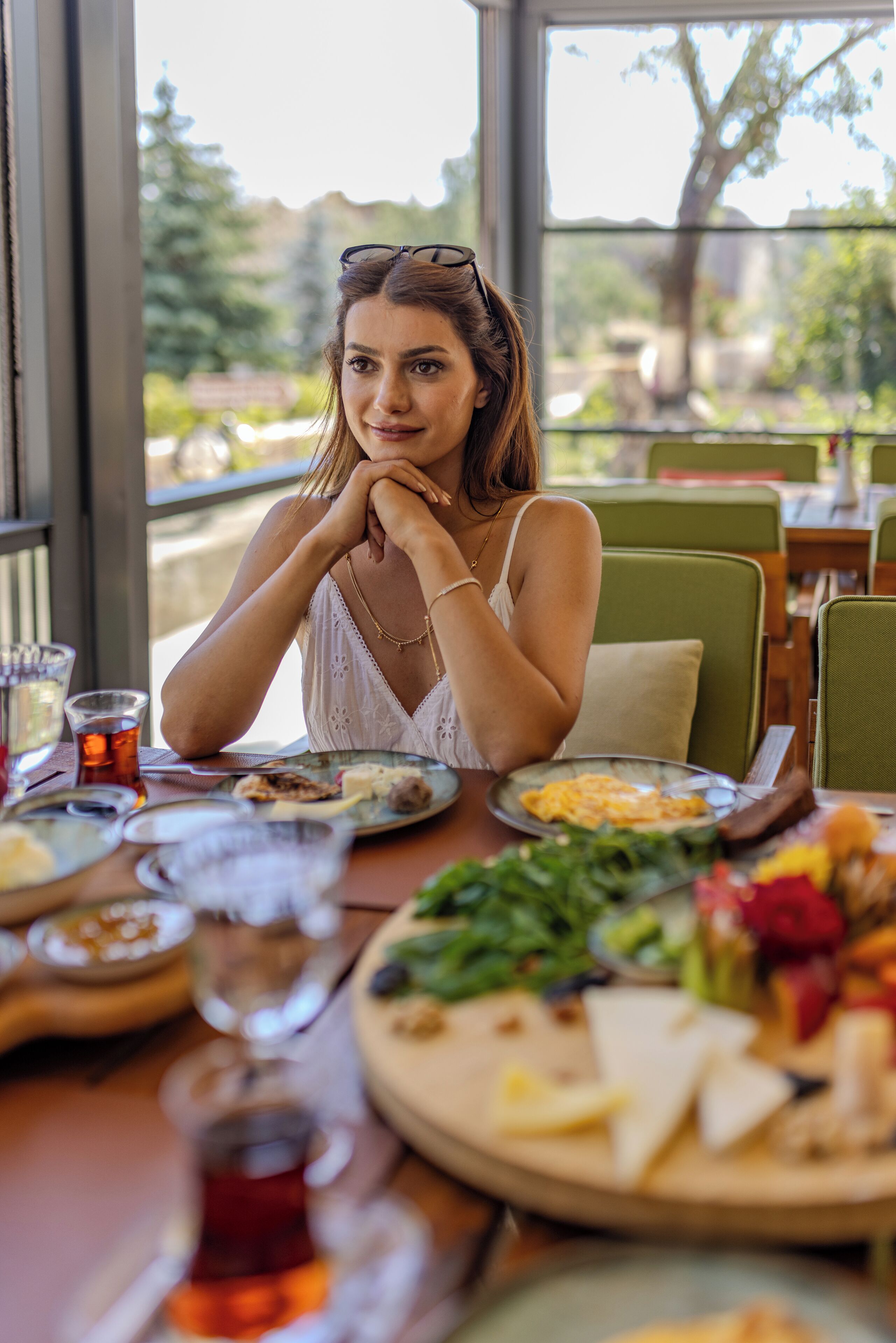 Serveert ontbijt, lunch, diner, Turkse gerechten 
